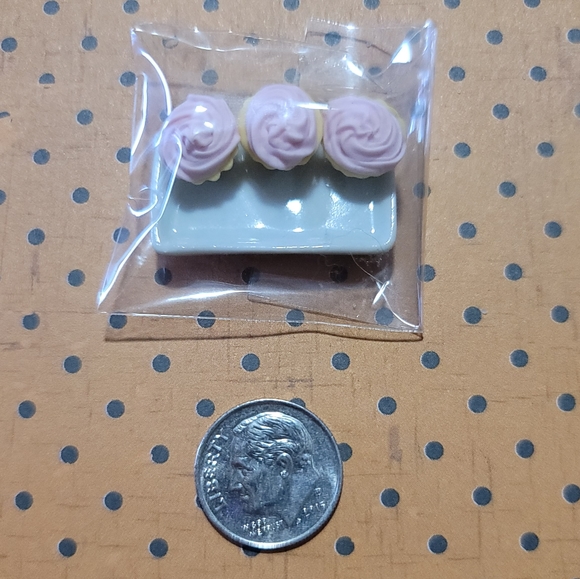 Other - NWOT Miniature Dollhouse Cupcakes